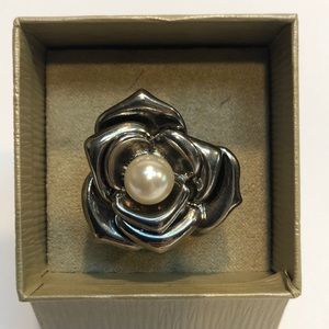 Rose shaped ring with pearl center